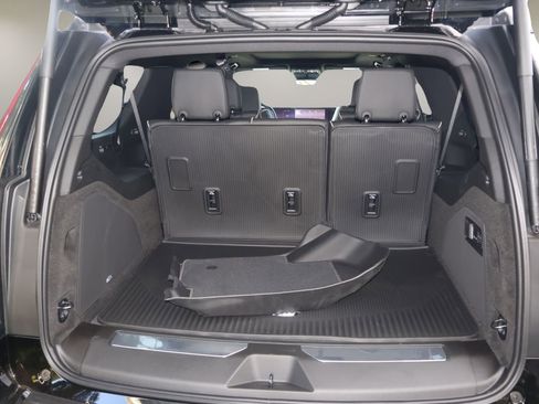 New 2026 Cadillac Escalade ESV Luxury AWD/4WD image 16