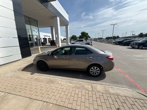 Used 2016 Toyota Corolla LE FWD image 8