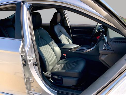 Used 2022 Toyota Camry SE FWD image 9