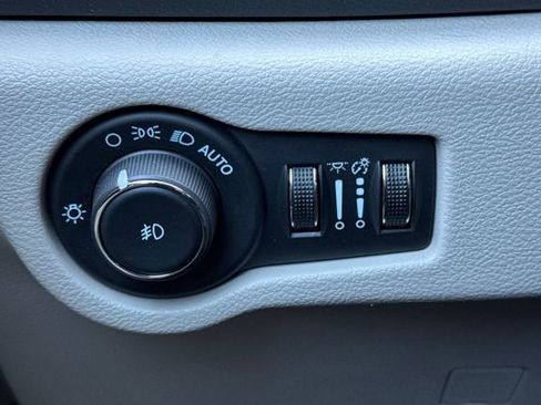 Used 2024 Chrysler Pacifica Touring-L image 44