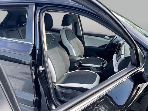 Used 2025 Volkswagen Taos SE w/ Panoramic Sunroof Package FWD image 9