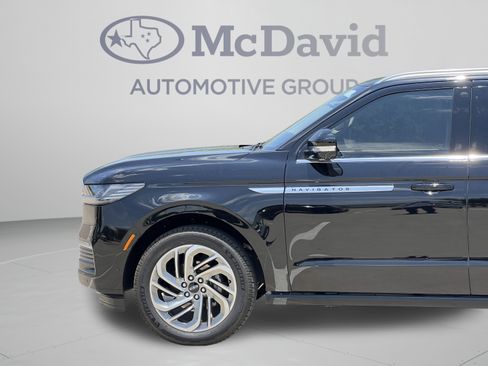 Used 2025 Lincoln Navigator Reserve AWD/4WD image 32