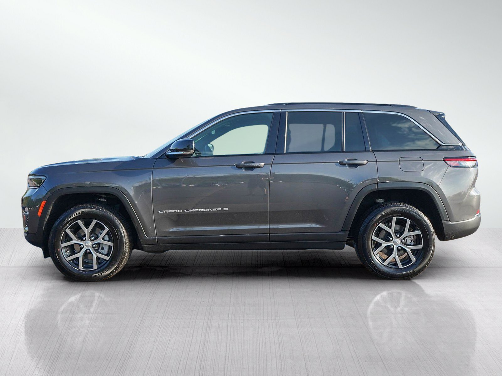 Used 2024 Jeep Grand Cherokee Limited w/ Trailer Tow Package AWD/4WD image 2