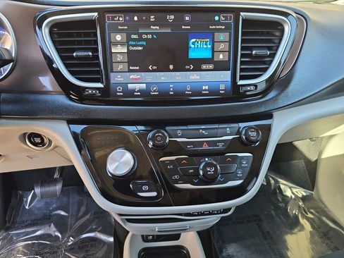 Used 2023 Chrysler Voyager LX image 11