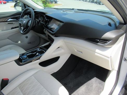 Used 2022 Buick Envision Avenir w/ Technology Package II FWD image 11
