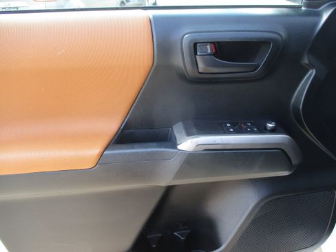 Used 2017 Toyota Tacoma SR5 RWD image 22
