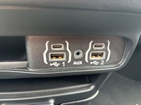 Used 2025 Chrysler Pacifica Select FWD image 14