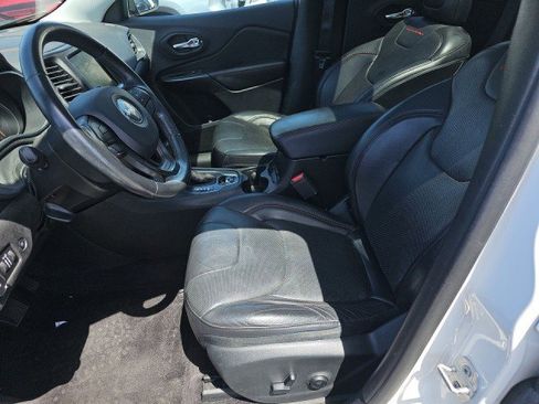 Used 2019 Jeep Cherokee Trailhawk AWD/4WD image 4