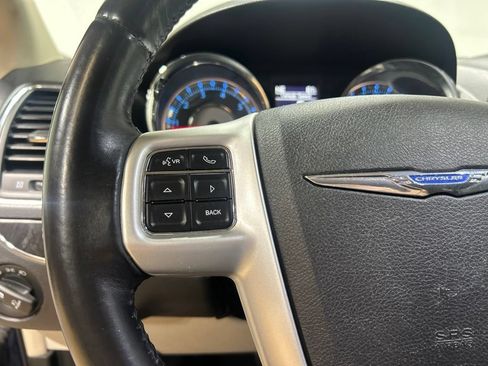 Used 2014 Chrysler Town & Country Touring FWD image 24