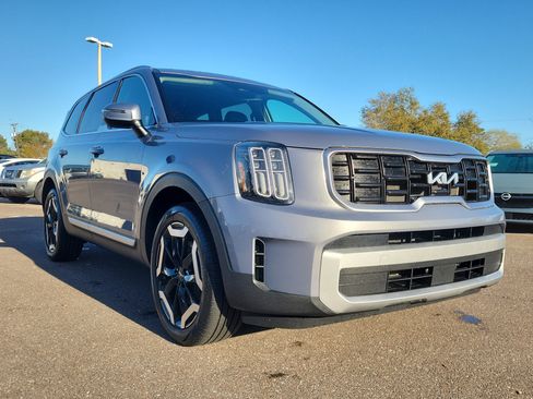 Used 2024 Kia Telluride S image 2