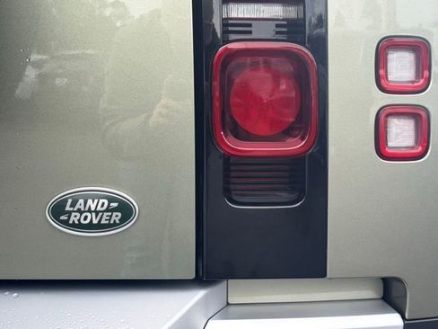 Used 2023 Land Rover Defender 90 S image 24