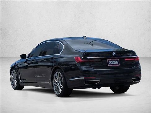 Used 2022 BMW 740i w/ Premium Package RWD image 3