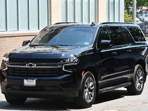 Used 2022 Chevrolet Suburban RST w/ Sport Performance Package image 3