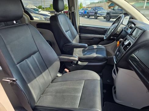 Used 2013 Chrysler Town & Country Touring FWD image 31