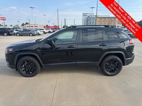 Used 2023 Jeep Cherokee Altitude Lux image 2