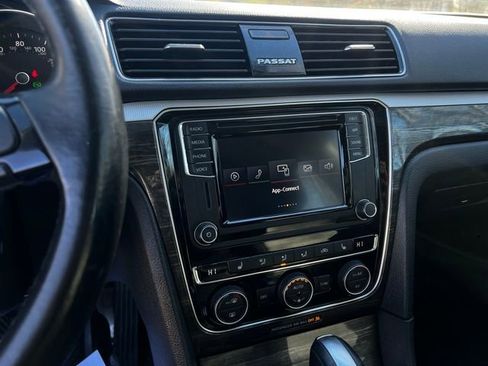 Used 2018 Volkswagen Passat 2.0T SE FWD image 38