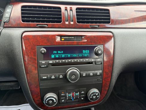 Used 2009 Chevrolet Impala LTZ FWD image 15