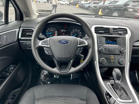 Used 2016 Ford Fusion SE image 2