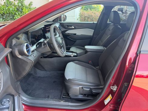 Used 2025 Chevrolet Trax LT FWD image 28
