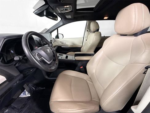 Certified 2023 Toyota Sienna XLE image 3