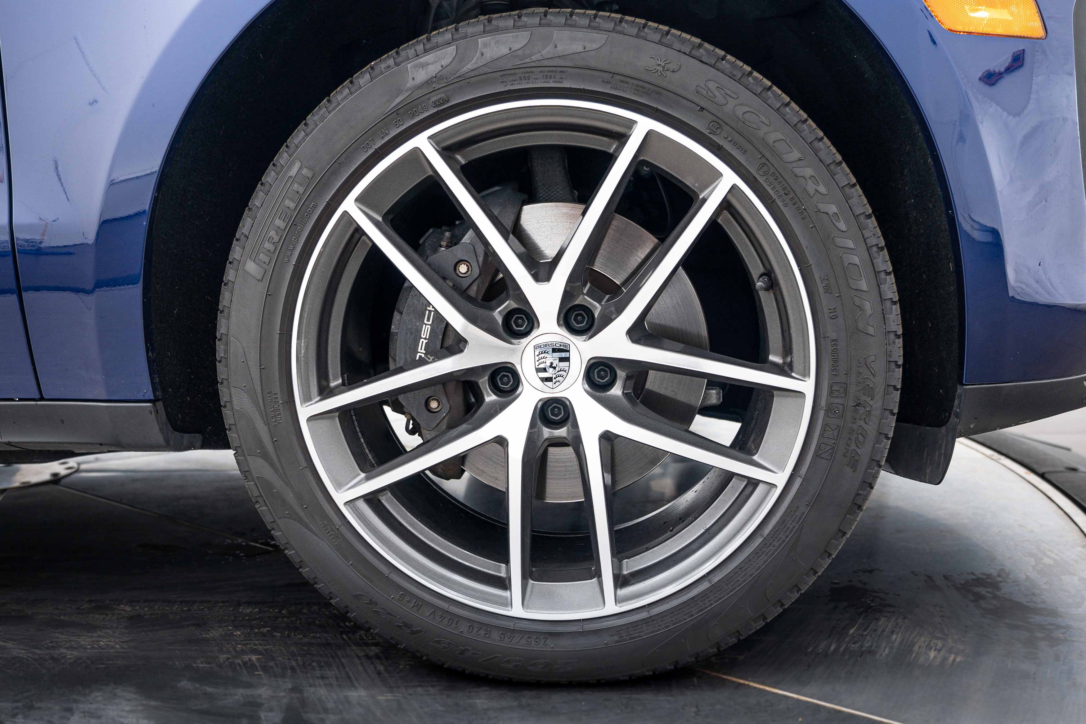 Certified 2025 Porsche Macan AWD/4WD image 11