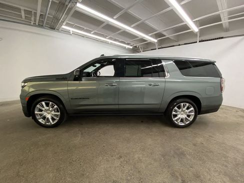 Used 2024 Chevrolet Suburban High Country w/ Advanced Technology Package image 3