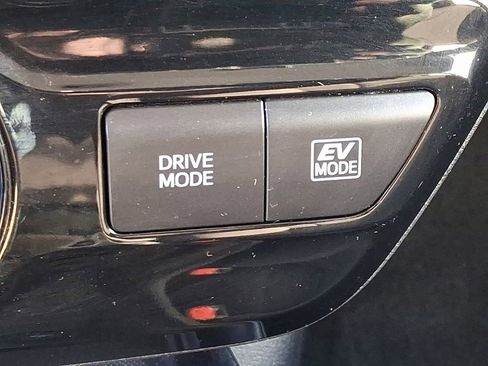 Used 2022 Toyota Prius LE image 25