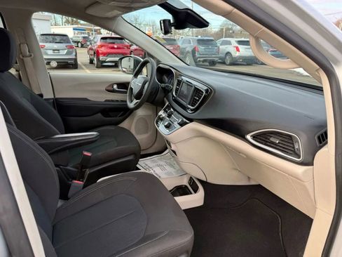 Used 2023 Chrysler Voyager LX FWD image 18