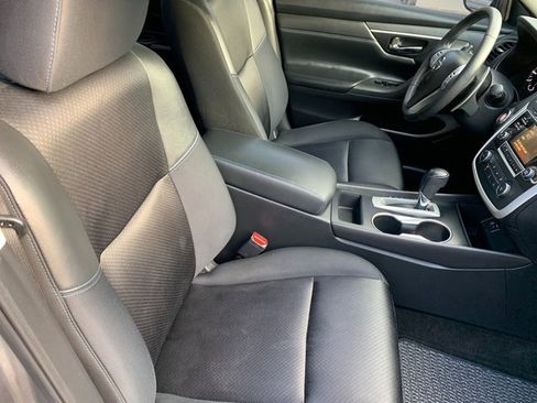Used 2016 Nissan Altima 2.5 SR w/ LED Appearance Package image 10