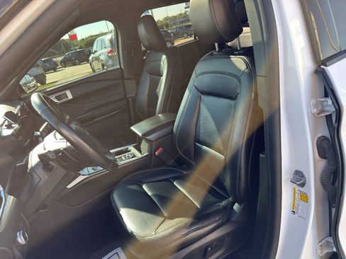 Used 2020 Ford Explorer XLT w/ Equipment Group 202A AWD/4WD image 11