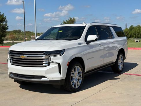 Used 2023 Chevrolet Suburban High Country AWD/4WD image 3
