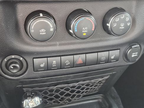 Used 2017 Jeep Wrangler Unlimited Rubicon w/ Connectivity Group image 15