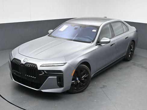 Used 2023 BMW i7 xDrive60 image 25