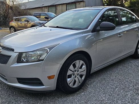 Used 2013 Chevrolet Cruze LS FWD image 3