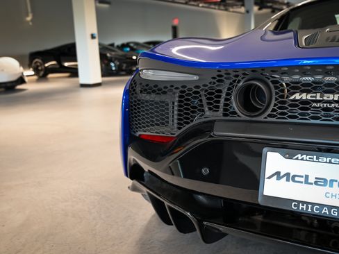 Used 2023 McLaren Artura RWD image 17