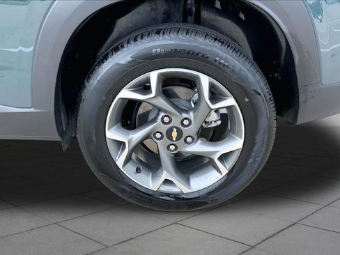 Used 2025 Chevrolet Trax LT FWD image 10