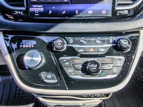 Used 2024 Chrysler Pacifica Touring-L image 25