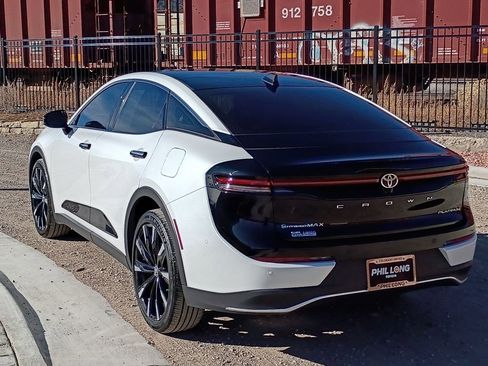 Used 2024 Toyota Crown Platinum image 4