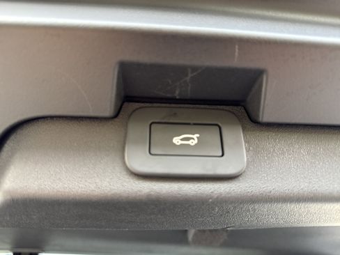 Used 2023 Land Rover Discovery S R-Dynamic image 35