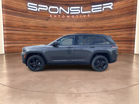 Used 2022 Jeep Grand Cherokee Altitude AWD/4WD image 2