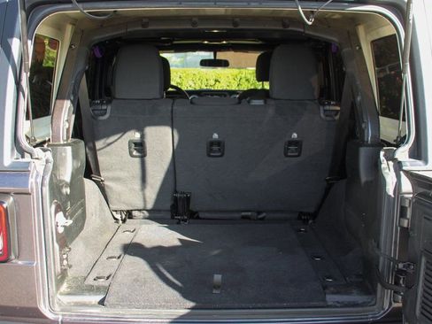 Used 2020 Jeep Wrangler Unlimited Sahara image 8