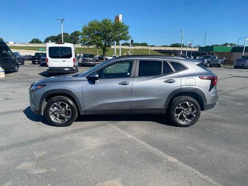 Used 2025 Chevrolet Trax LT w/ LT Convenience Package FWD image 4