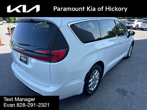 Used 2024 Chrysler Pacifica Touring-L FWD image 7
