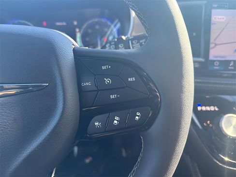 Used 2025 Chrysler Pacifica Limited image 26