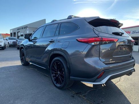 Used 2023 Toyota Highlander XSE image 2