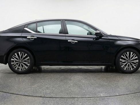 Used 2025 Nissan Altima 2.5 SV FWD image 11