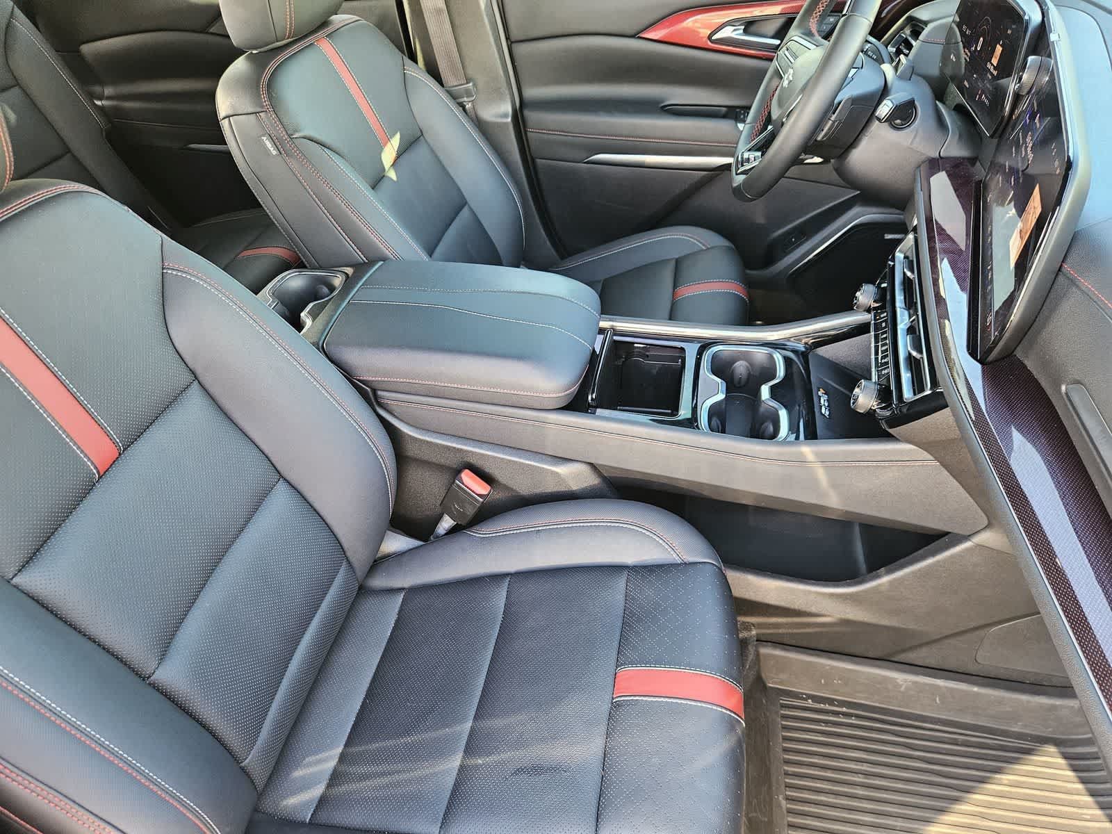 Used 2024 Chevrolet Traverse RS FWD image 12
