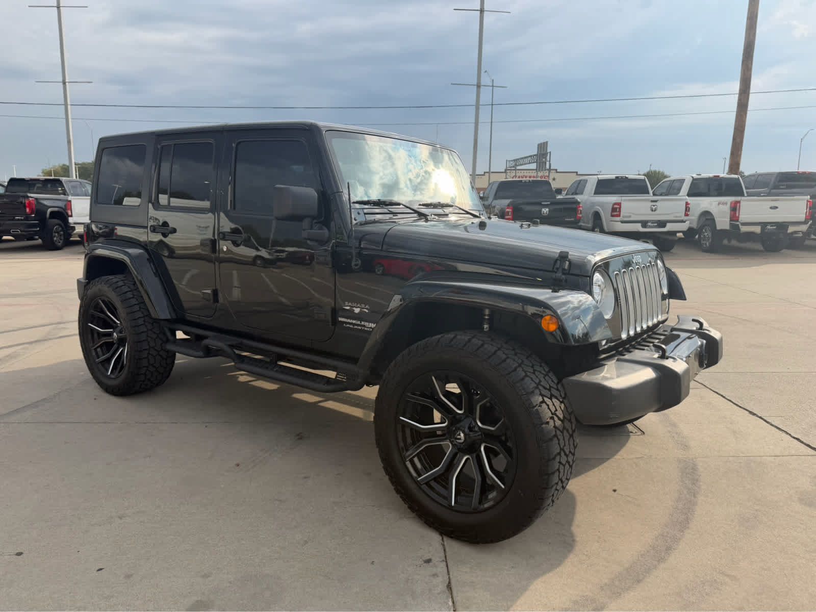 Used 2018 Jeep Wrangler Unlimited Sahara AWD/4WD image 4