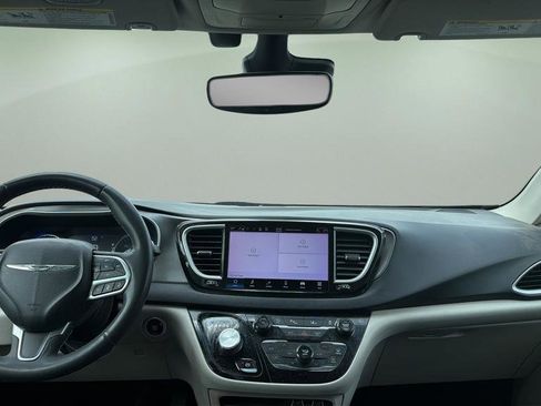 Used 2022 Chrysler Pacifica Touring-L FWD image 4