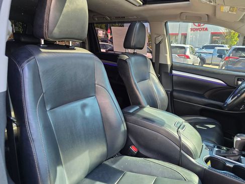 Used 2017 Toyota Highlander XLE AWD/4WD image 11